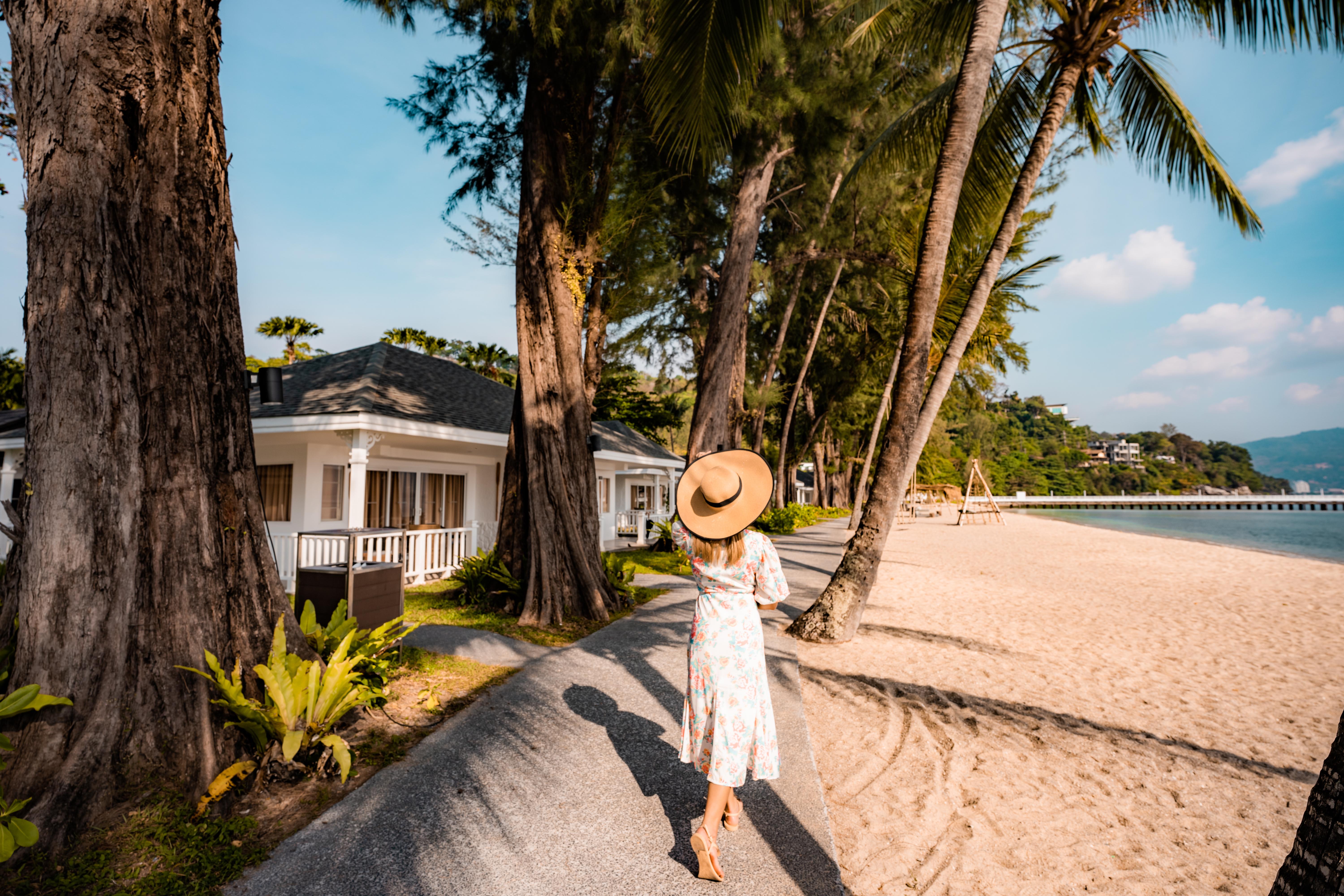Thavorn Beach Village Resort & Spa Phuket Kamala Beach Esterno foto A woman walking on the beach