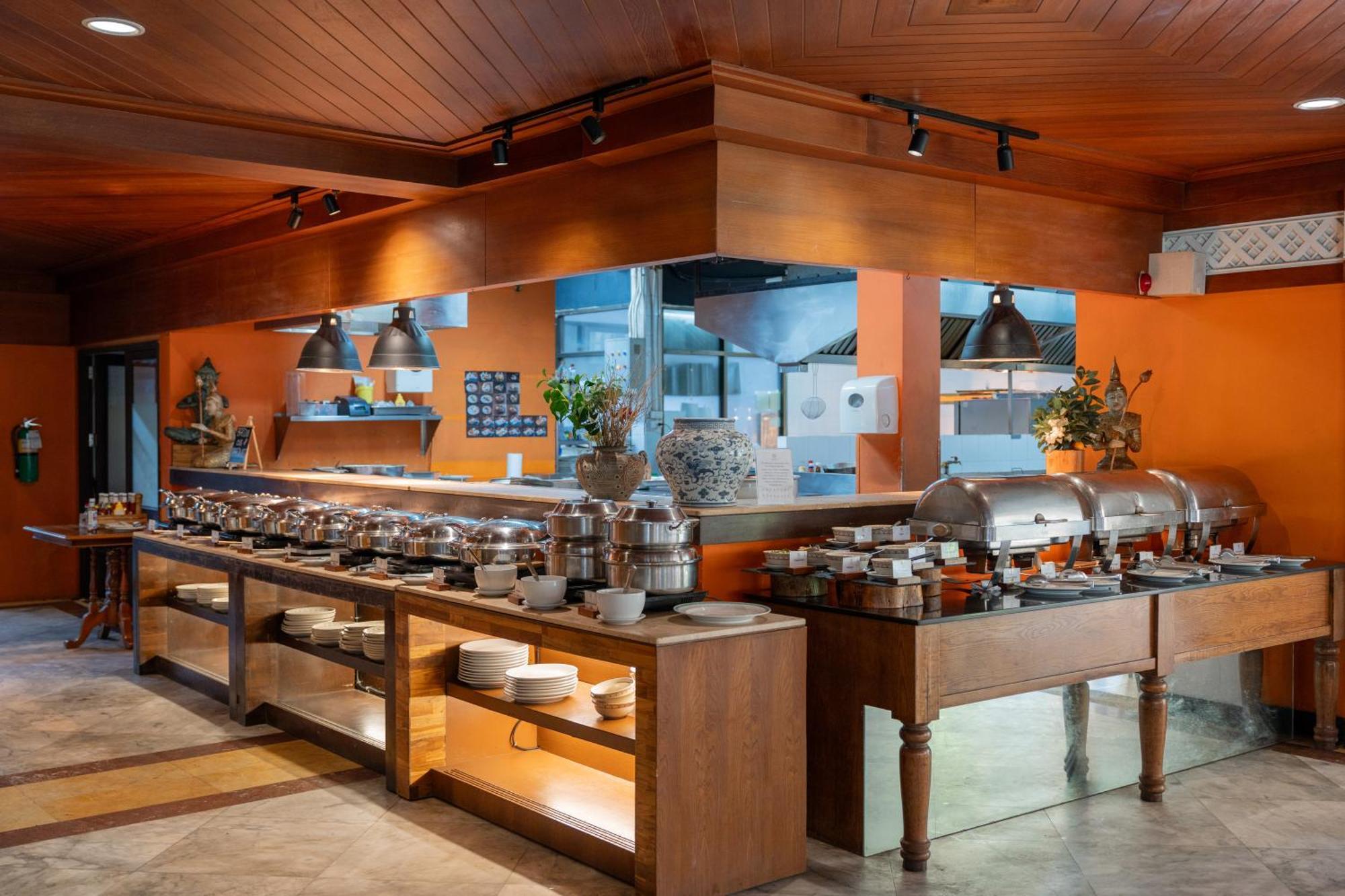 Thavorn Beach Village Resort & Spa Phuket Kamala Beach Esterno foto A buffet at a hotel